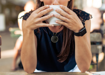 總擔心夜歸時的安全嗎? 專為女性安全而設計的 Athena 智慧吊牌