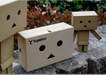 毫無違和感的招牌呆滯表情　紙箱人阿愣要推出行車紀錄器了