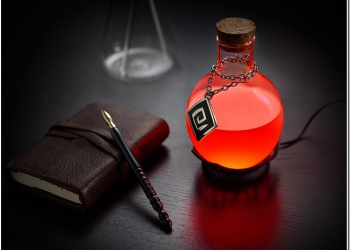 紅石火把USB座、補血藥劑小夜燈　《ThinkGeek》讓你的生活「宅」滿樂趣