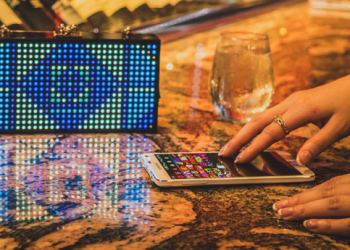 背著CAT Clutch，潮過名牌包，立刻成為派對的焦點！