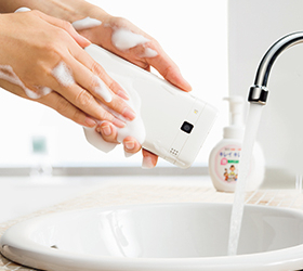 這款日本DIGNO rafre智慧型手機不只防水、就連泡泡也沒問題！