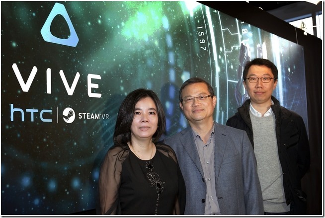 HTC北亞區總經理董俊良（中）攜手三創數位董事長郭守正（右）與蔡家國際總經理蔡若芸（左），為「HTC Vive體驗之月」開幕，邀請台灣消費者到尖端科技的集散地─三創生活園區，體驗極具未來感的虛擬世界帶來的驚奇。