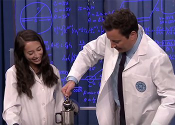 只要裝上熱咖啡或熱茶 這旅行杯就能立刻幫你的手機緊急充電 - 電腦王阿達