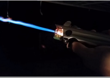 光劍實體化不是夢　日本星戰粉絲手工打造另類「火焰噴射」光劍 - 電腦王阿達