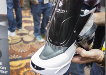 CES216　Digitsole智慧型功能鞋亮相　能計步感溫照明　就是不會綁鞋帶 - 電腦王阿達