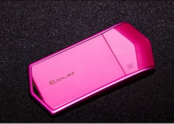 自拍神器CASIO EX-TR70上市　這下連影片都美到不可置信 - 電腦王阿達