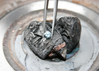 別花50萬土葬，請花14萬將他骨灰變成永恆的鑽石（閃葬）