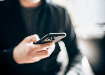 可旋轉90度鏡頭的iPhone專用偷拍保護殼　讓你輕鬆拍下最自然的照片 - 電腦王阿達