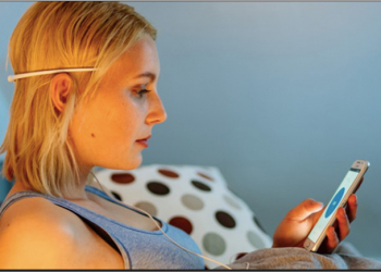 真有這麼神？ ELF Emmit 頭戴裝置號稱讓你睡得香甜、工作認真、考試都考一百分 - 電腦王阿達