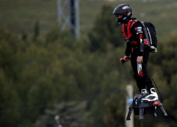 金氏世界紀錄認證　真實版筋斗雲Flyboard Air讓人自由自在翱翔天際