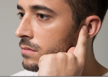 伸出手指按住耳朵　《Sgnl》不用擴音、耳機也能輕鬆講電話 - 電腦王阿達