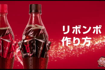 日本可口可樂推出聖誕節限定款！外包裝只要手一拉就會變成蝴蝶結緞帶 - 電腦王阿達