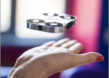 真正的袖珍口袋型空拍機 AirSelfie，團體照自拍範圍更寬廣 - 電腦王阿達