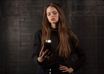 讓你用iPhone夜拍更得心應手的iblazr保護殼！還擁有行動電源、磁吸設計等特色 - 電腦王阿達