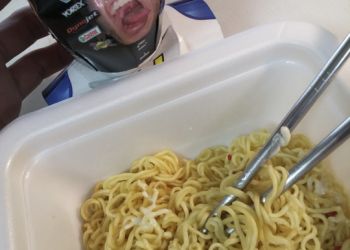 小薛日記16/12/24 聖誕節之我一定要吃蛋糕！（神難吃蛋糕炒麵挑戰）