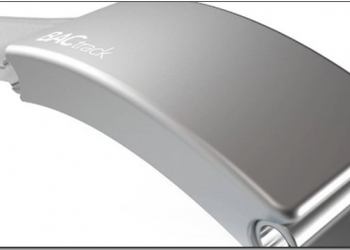 喝酒還想開車？國外廠商開發 BACtrack Skyn 酒精追蹤裝置，一掌打醒你