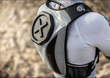 XO 6.2後背包擁有超強防水特性　背著它下海游泳都沒問題 - 電腦王阿達