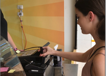 水上活動不方便帶手機與錢包，WAVESHADES太陽眼鏡也能用來支付