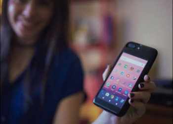 Eye是一款內建5吋Android手機的iPhone 6、7背蓋保護殼　真正實現雙系統使用的黑科技 - 電腦王阿達