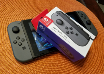 Switch 左手把連線不良的問題意外的容易解決，只要一個方塊導電海綿。