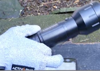 用手電筒「照」壞iPhone　FlashTorch Mini超高流明燒穿手機觸控螢幕 - 電腦王阿達