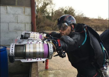 英國發明家想效法鋼鐵人，於是在四肢上裝設了噴氣發動裝置 - 電腦王阿達