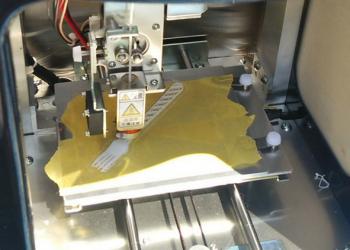 只因為叉子忘了帶，日本網友邊賞花邊用 3D 列印機印叉子