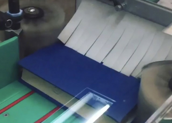 波士頓公共圖書館引進獨特的隧道式洗書機 Depulvera ，最快 5 秒清乾淨一本書上灰塵