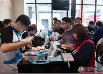 三星Galaxy S8/S8+預購取貨　熱情粉絲擠爆信義區 - 電腦王阿達