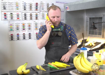 一款非常鬧的產品！ Banana Phone 讓你拿著一根香蕉來講電話 還支援喚醒語音助理功能 - 電腦王阿達