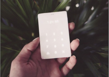 最簡約 Android 手機 Light Phone 的極簡纖薄，讓手機回歸它原本的功能：打電話