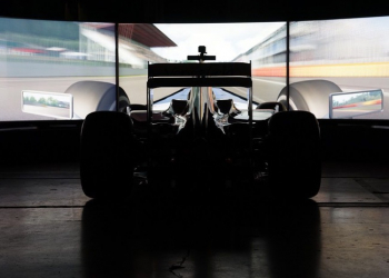 追求極致的模擬競速系統， CXC Simulations 讓你在真正的 F1 賽車上體驗模擬賽車