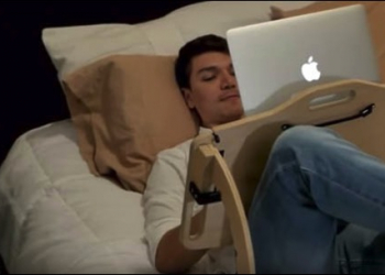 不論站著、坐著、躺著都能用的 AdapDesk 筆電支架！還能折疊組裝輕鬆攜帶出門 - 電腦王阿達