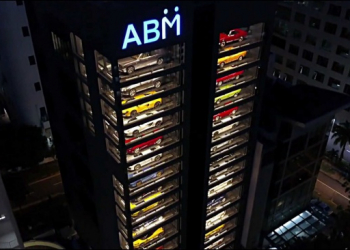 世界最大汽車販賣機稱號，由新加坡車商 Autobahn Motors 以 15 層樓奪下