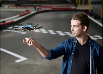 新款空拍機 DJI Spark 發表，可支援手勢與手掌控制，縮小的除了體積還有價格