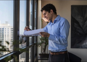 Deskview 吸盤式辦公桌 只要吸一下，隨處都能變成你的行動辦公室 - 電腦王阿達