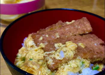 想吃點什麼止餓難道只能選泡麵？日本天野食品推出沖熱水就能吃的「 滑蛋雞排 」