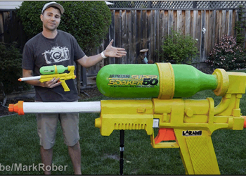 夏季炎熱玩水槍，前 NASA 工程師老爸的 超級水槍 KO 全世界！