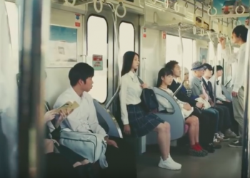 只要有 Chairless Chair，隨時隨地練馬步，乘坐太空椅不是夢！