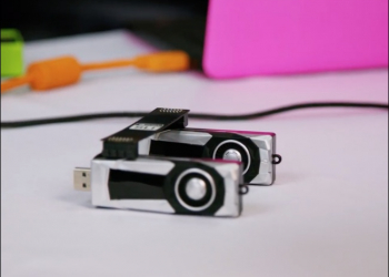 為愚人節打造的 GeForce GTX G-Assist 顯卡造型隨身碟，被 Youtuber 半惡搞地試驗 SLI 的可行性