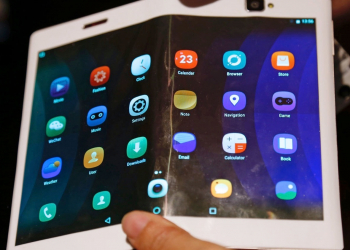 聯想 展出折疊螢幕概念機  Lenovo Folio  ，攤開是平板折疊是手機