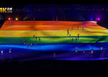 世大運地面螢幕怎麼做的？原來是1200平方公尺巨型LED螢幕