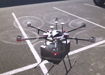 為解決地形蜿蜒陸路運送緩慢問題，冰島公司開始測試世界第一個 完全自主運作 的無人機運送服務