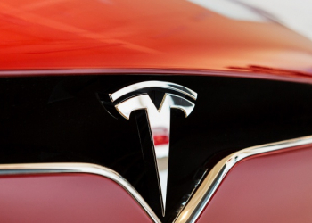 Tesla 因應颶風艾瑪直撲美國佛州，暫時解鎖部分小電池容量車款的 20 % 預備容量 以利居民逃生