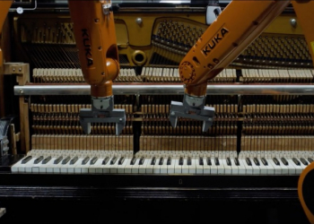 工業用機械臂 也能組樂團，紐西蘭作曲家在新曲 MV 中起用一批機械臂來彈奏樂器