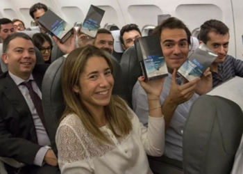 三星上飛機送旅客 200 支 Galaxy Note 8 手機 ，宣揚新手機更安全