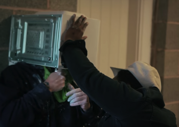 為了人氣 國外 Youtuber 把頭塞入填滿石膏的微波爐差點掛掉 - 電腦王阿達