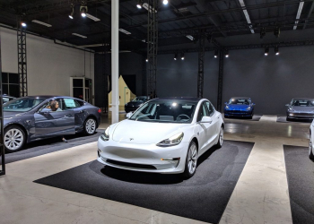 TESLA Model 3 開始交車，買的車主都說棒