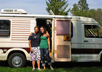 Google 員工夫妻為了存錢選擇住在 露營車 生活，兩年來存下 80% 的收入
