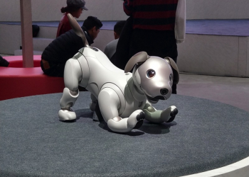 [ CES2018 ] Sony 展示新款療癒可愛的 Aibo 機器狗（內附現場影片） - 電腦王阿達